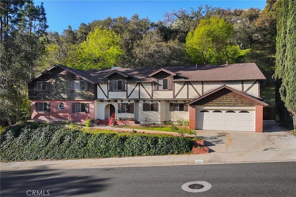 Glendale property located at 1411 Greenbriar Road